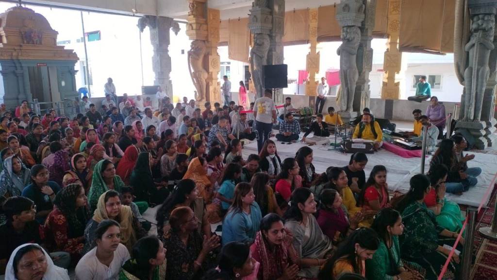 तिरुपति धाम में फूलों की होली खेलकर मनाया होली महोत्सव इत्र वर्षा व भजन संध्या का आयोजन